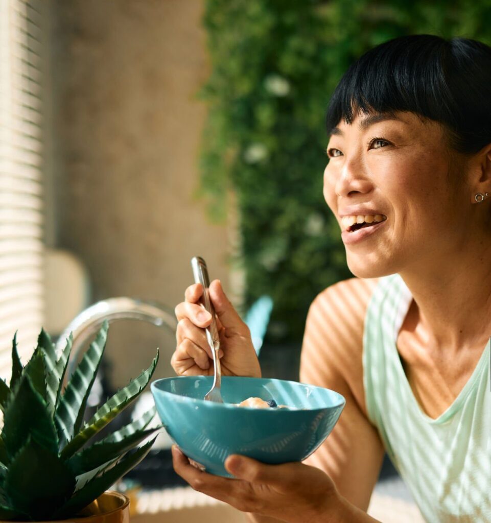 Credit : Igor Suka https://www.istockphoto.com/photo/happy-asian-woman-eating-healthy-breakfast-in-modern-kitchen-gm2226423320-642376758